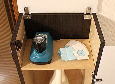 充電器と紙パックが上に収納