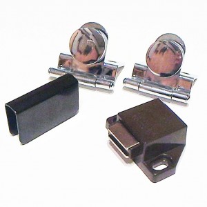 ガラス丁番とマグネットラッチ