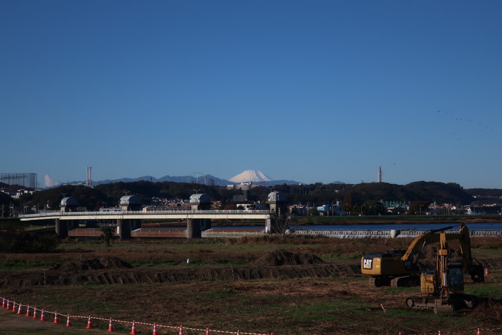 多摩川土手から見た富士山