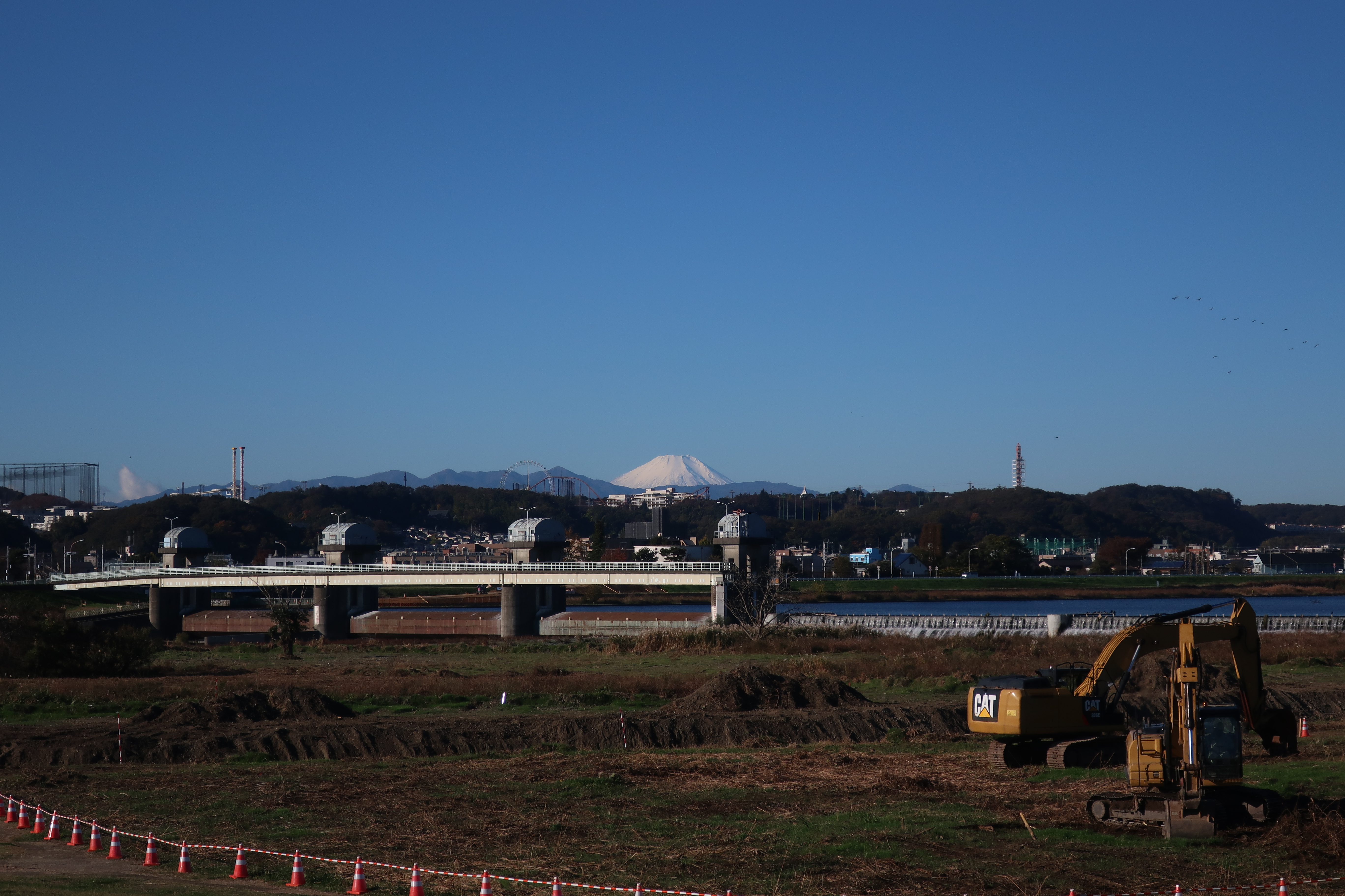 多摩川土手から見た富士山